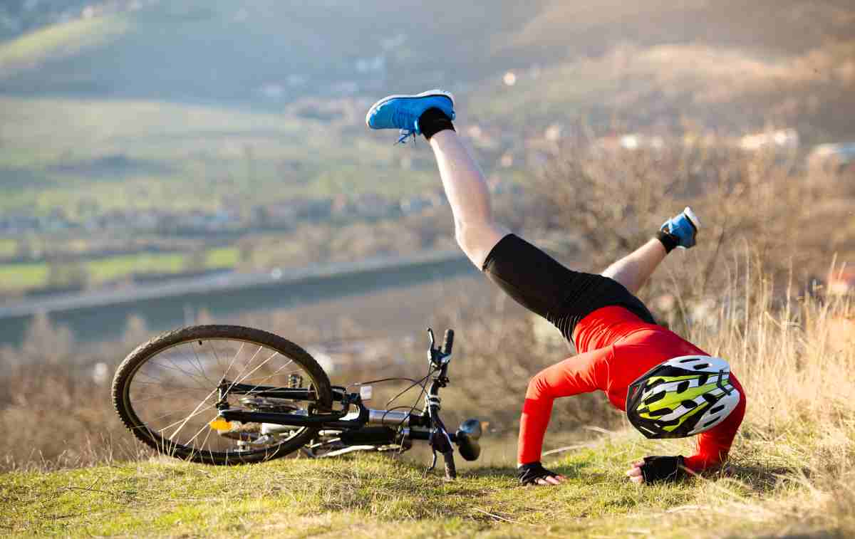 un mountain biker cade rovinosamente dalla bicicletta 
