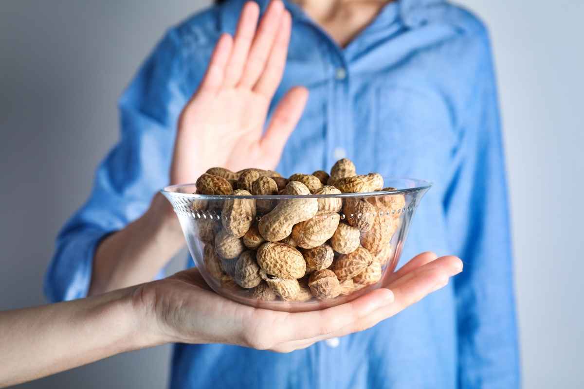 un uomo rifiuta di mangiare arachidi
