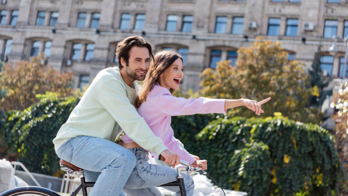 Un ragazzo e una ragazza felici in bicicletta
