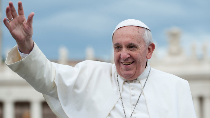 Il papa in piazza San Pietro saluta i fedeli