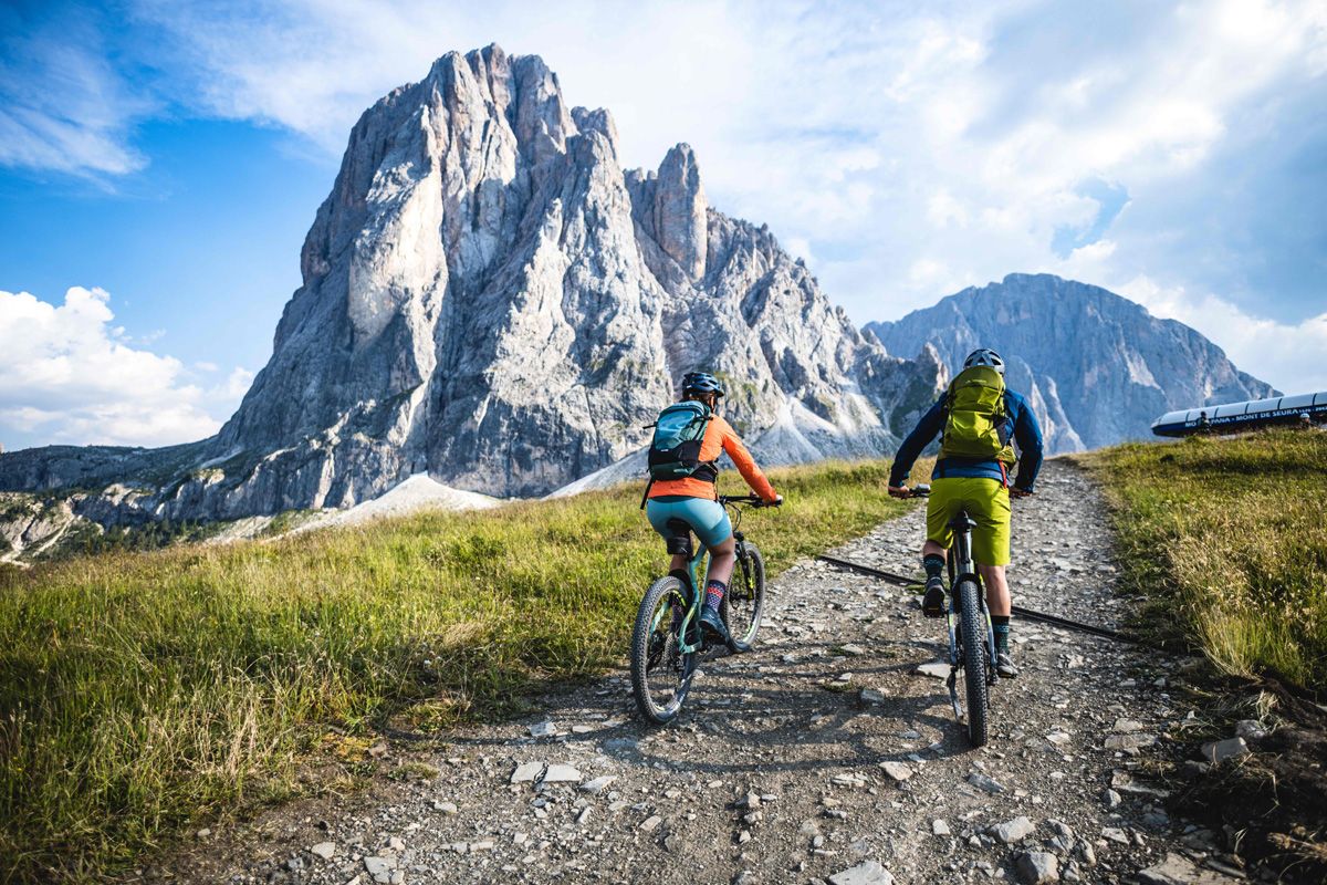 due mountain biker pedalano in Valgardena