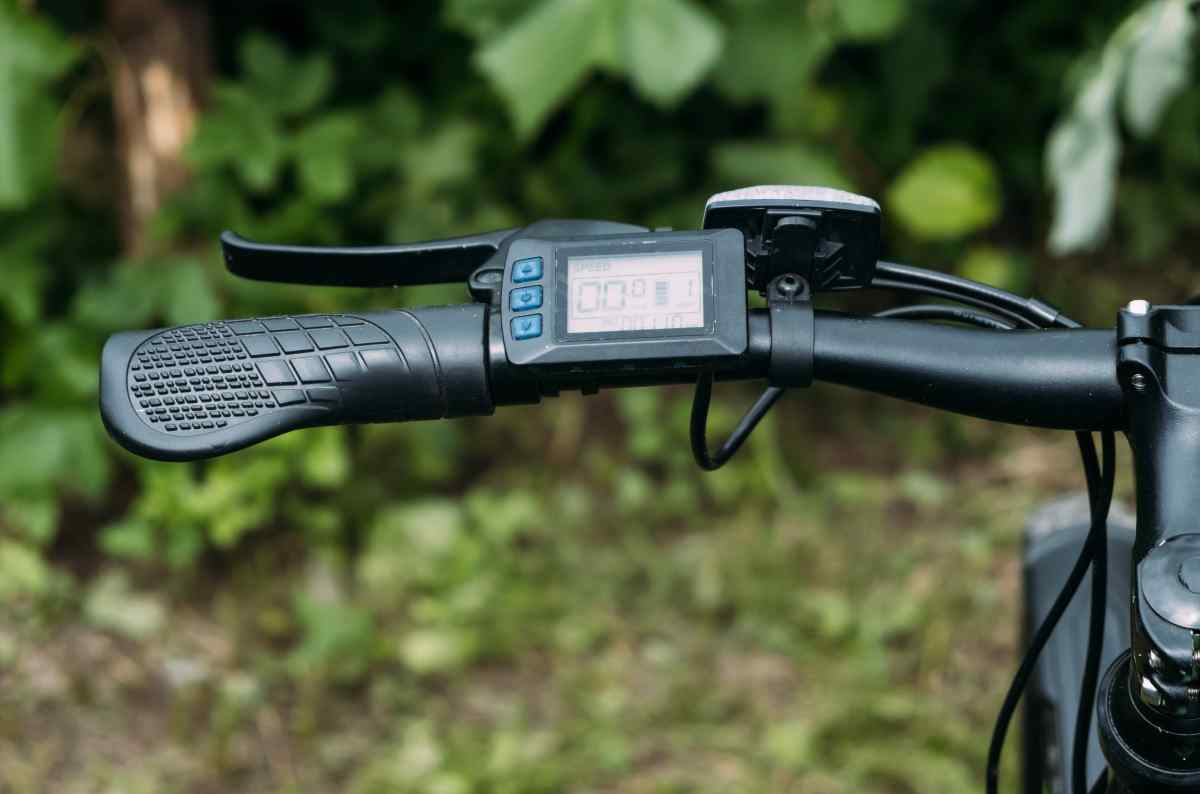 primo piano di un acceleratore della bicicletta a pedalata assistita