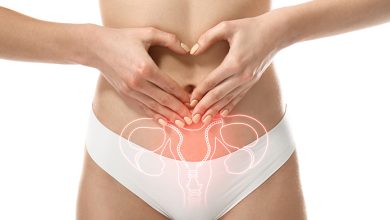 Una donna mostra la zona del dolore