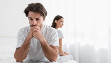 Un uomo è preoccupato perché soffre di disfunzione erettile