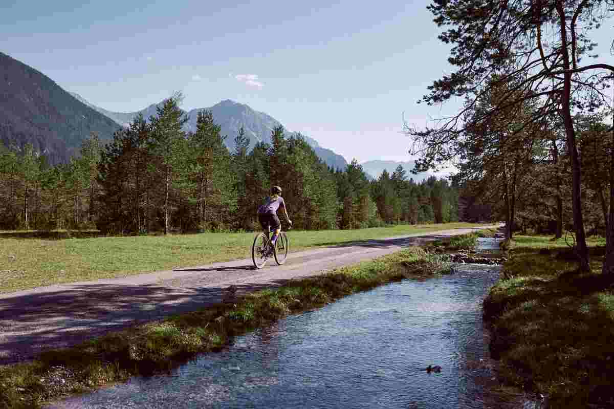 una giovane donna pedala in Trentino 