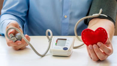 Un paziente si misura la pressione alta in attesa di cure