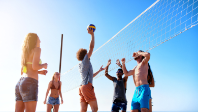 ragazzi che praticano beach volley per sport estivi