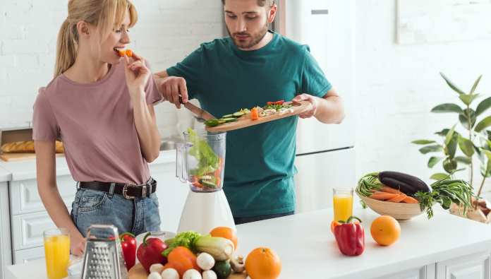 una coppia sceglie cosa mangiare