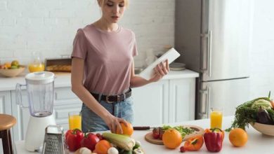 Una donna sceglie gli alimenti per la dieta