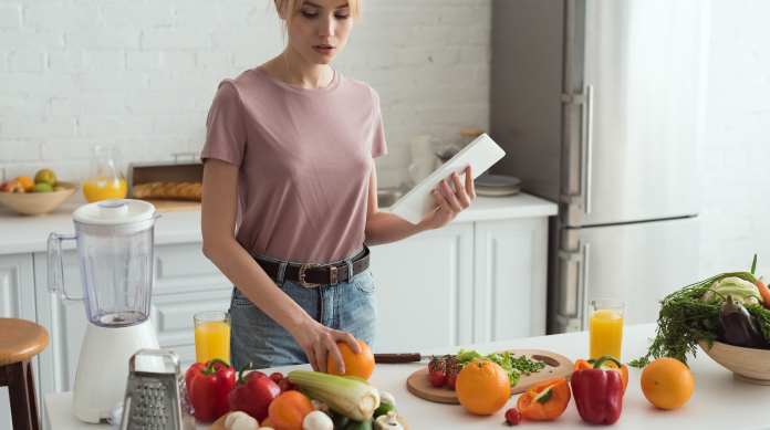 Una donna sceglie gli alimenti per la dieta