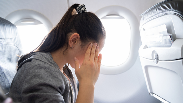 donna con paura di volare in aereo che è una delle fobie rovina-vacanze
