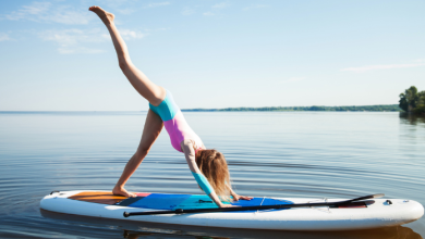 donna in mare che pratica sup yoga