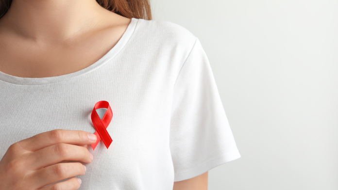 donna con fiocchetto rosso per sensibilizzare sui tumori del sanguemori del sangue