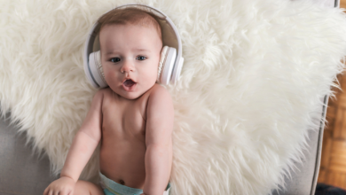 un neonato con le cuffie ascolta musica