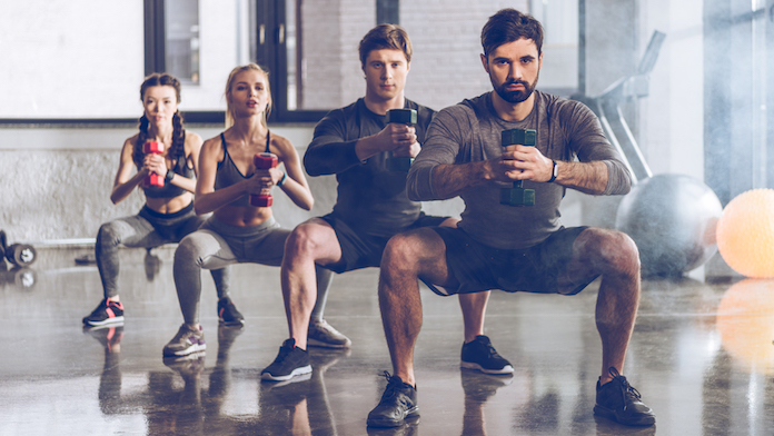 ragazzi e ragazze si allenano in palestra