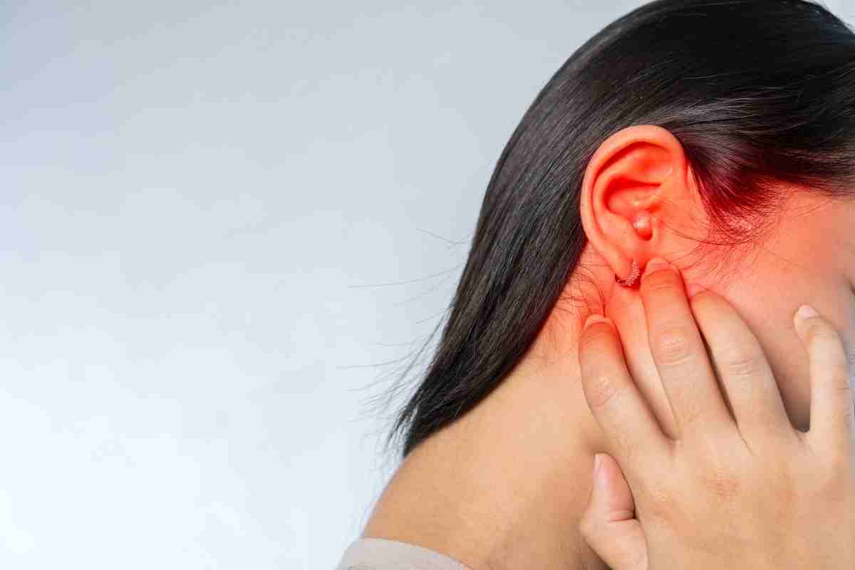 una ragazza con l'orecchio molto arrossato