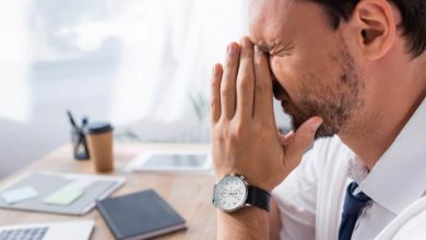 un uomo si porta le mani al volto in segno di stanchezza