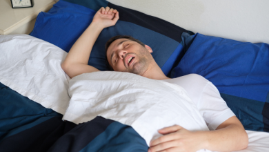 uomo che ha apnee notturne e vuole migliorare il sonno con bevande