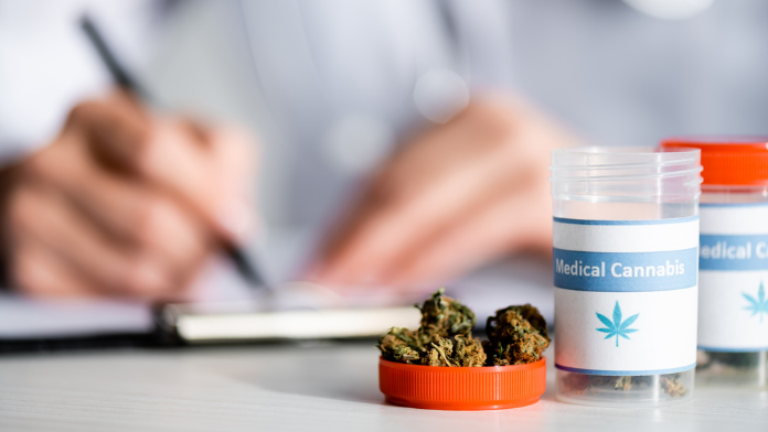 un medico prescrive cannabis medica
