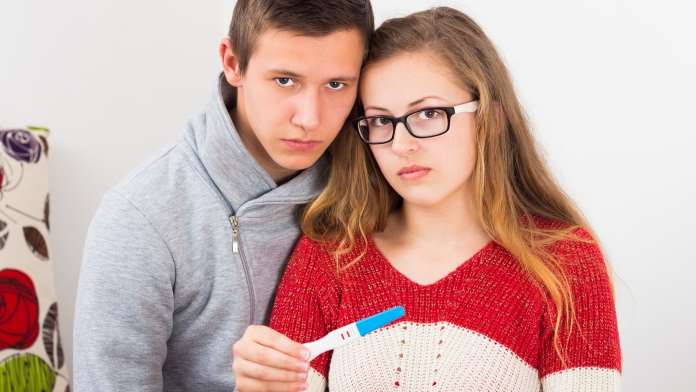 un ragazzo e una ragazza alle prese con un test di gravidanza
