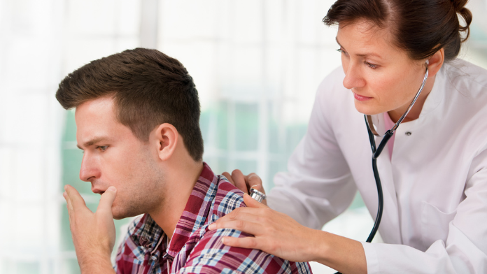 un medico visita un paziente che ha un'infezione virale