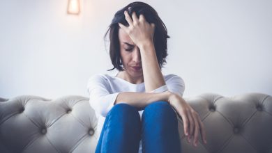 una donna in preda all'ansia su un divano