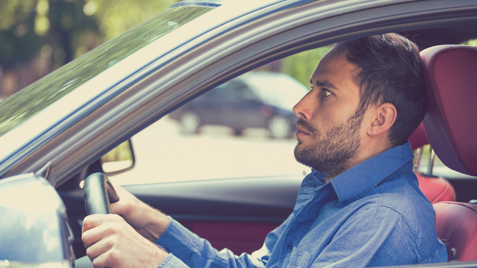 Un uomo alla guida della sua auto ha pensieri intrusivi