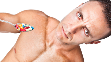 Un uomo muscoloso assume pastiglie