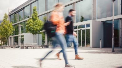ragazzi che camminano velocemente
