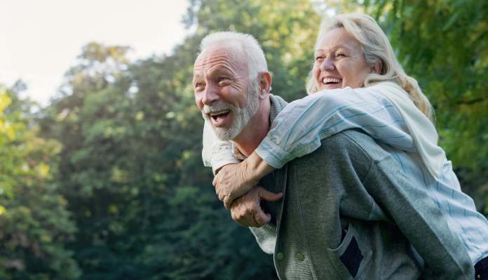 Una coppia di anziani felici