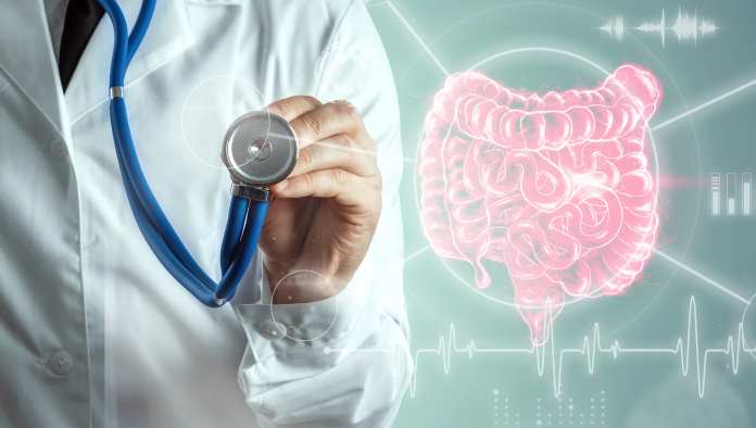 Un medico fa la diagnosi per la malattia di Crohn