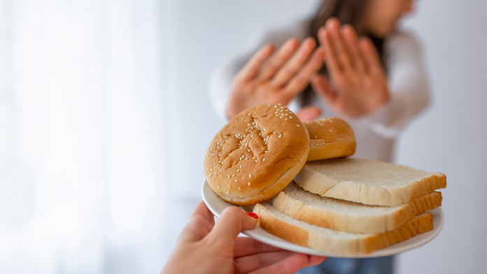 una ragazza rifiuta pane perché soffre per i sintomi della celiachia