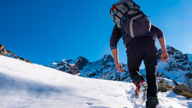 Uomo cammina con gli scarponi durante una gita in montagna