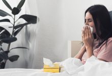 Una ragazza con sintomi influenzali a letto