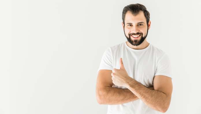 Un ragazzo da solo mostra il pollice in senso di felicità