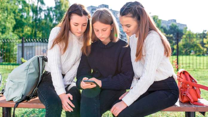 un gruppo di ragazze guarda un social network