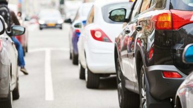 Traffico con auto incolonnate