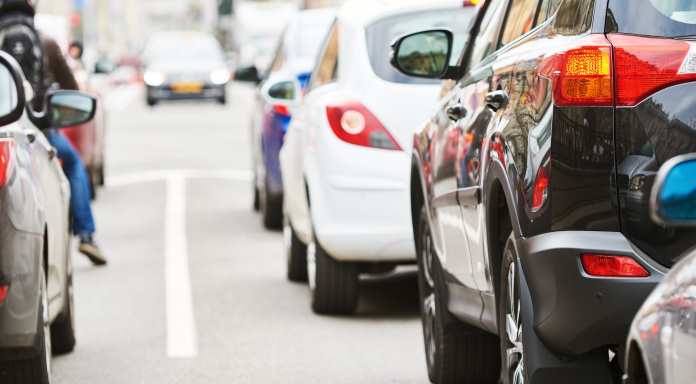 Traffico con auto incolonnate