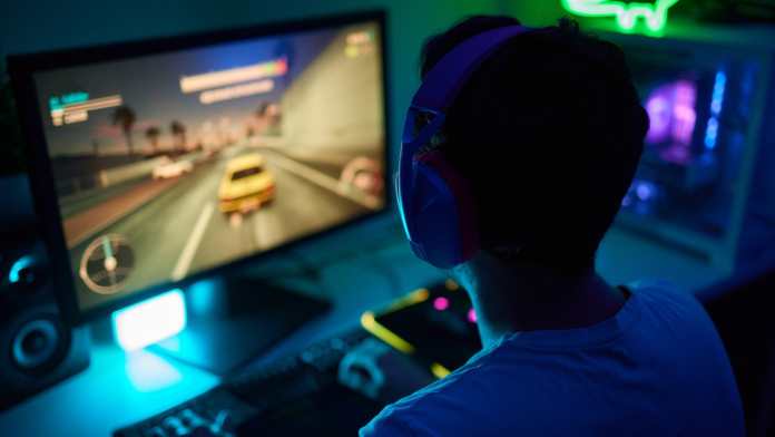 Adolescente gioca ai videogiochi