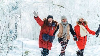 tre ragazze in mezzo alla neve