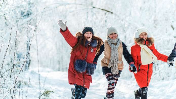 tre ragazze in mezzo alla neve