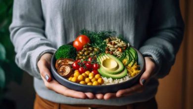 un piatto di frutta e verdura