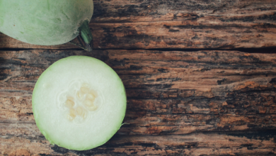 una tavola con un melone d'inverno tagliato