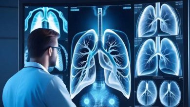 Un medico controlla la situazione dei polmoni di un paziente