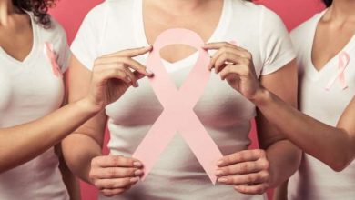 tre donne partecipano alla campagna contro il tumore al seno