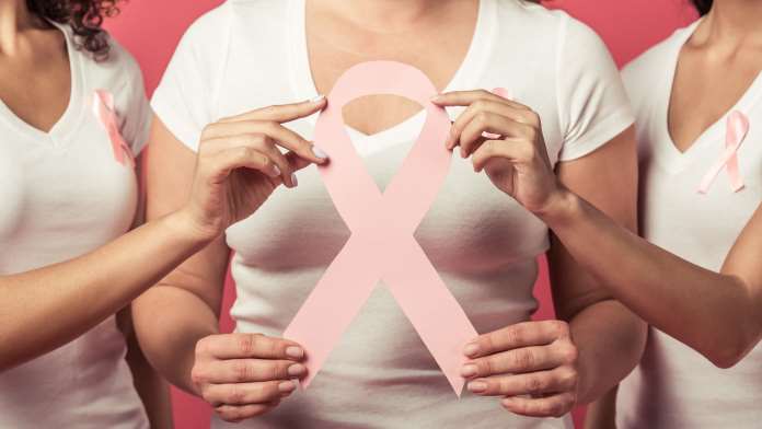 tre donne partecipano alla campagna contro il tumore al seno
