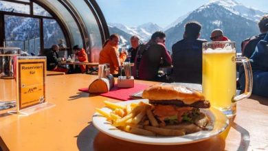 Un cheeseburger con una birra media in montagna