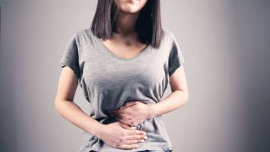 una donna sente crampi all'addome