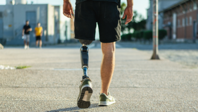 Un uomo cammina con protesi del futuro alla gamba in grado di percepire il tatto