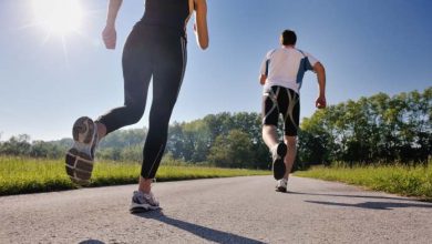 un uomo e una donna corrono veloci in un parco